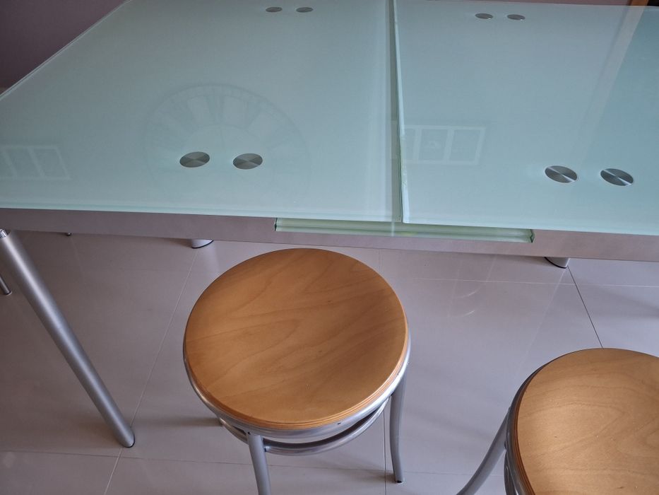 Mesa em vidro mais bancos e cadeiras