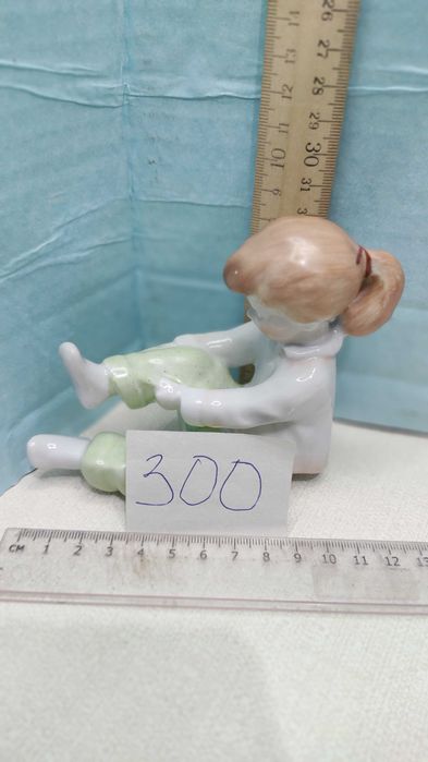 Статуэтка Девочка  одивает штаны и другие Венгрия 1960 годы