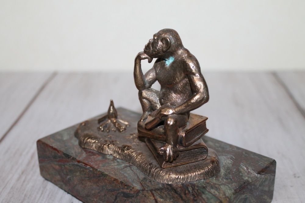 Статуэтка бронзовая/бронза обезьяна с книгами-обезьяна Дарвина