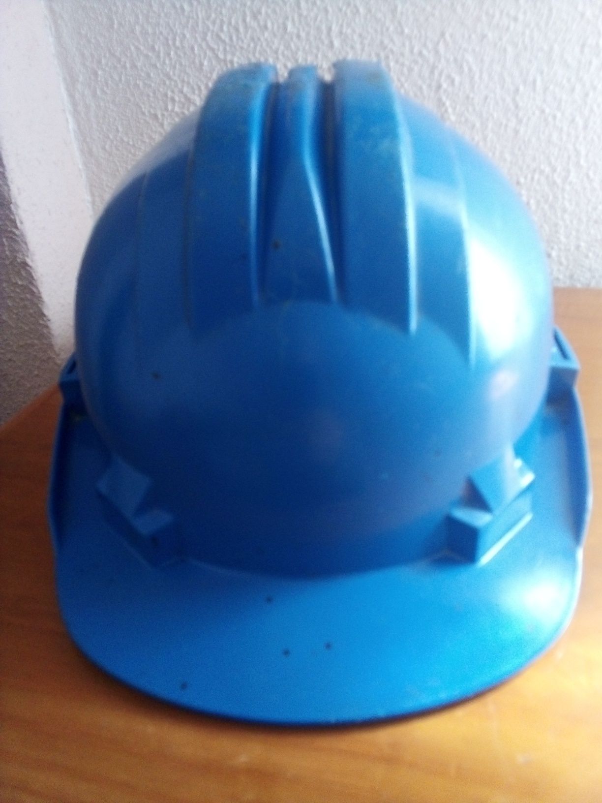 Capacete de proteção usado na construção do Dragão