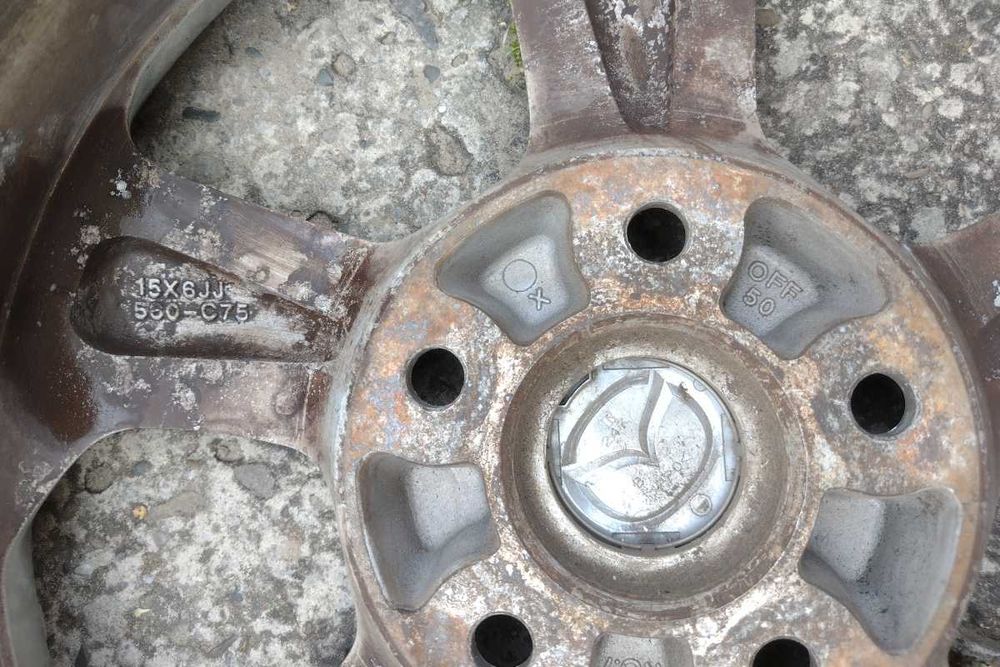 Mazda Felgi 15 cali Alu plus opony letnie 15x6JJ 5x114,3 ET50