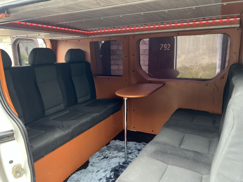Opel Vivaro Long пассажир 9 мест , 2.0 мотор , 6 ступка ,