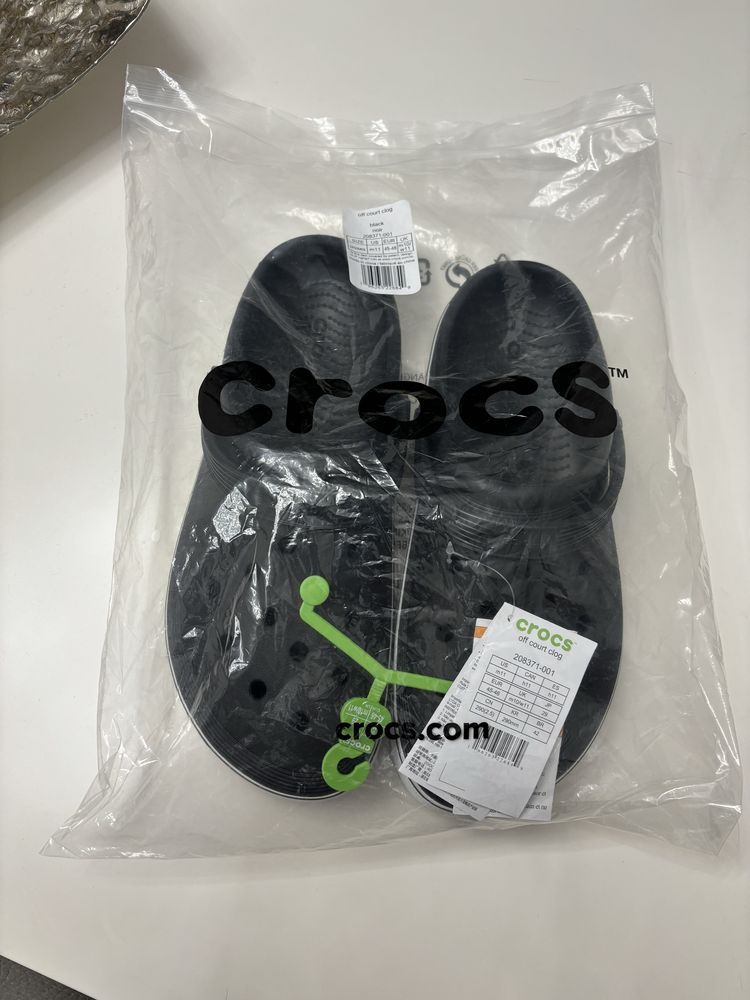 Crocs novas.