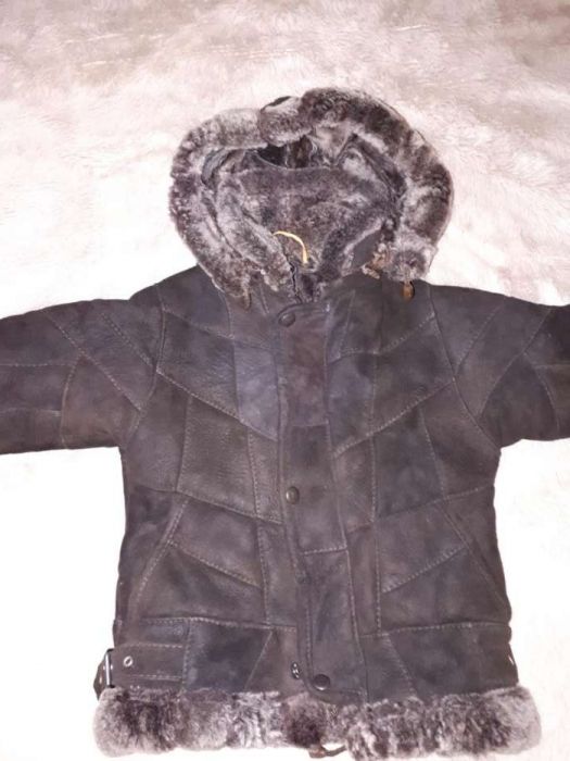 Дубленка натуральная на мальчика,в подарок шапка.