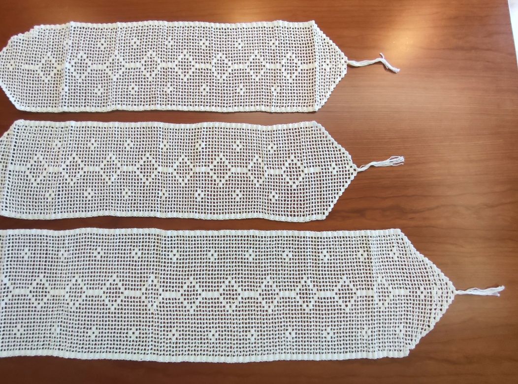 Conjunto de 3 naprons em renda feitos à mão.