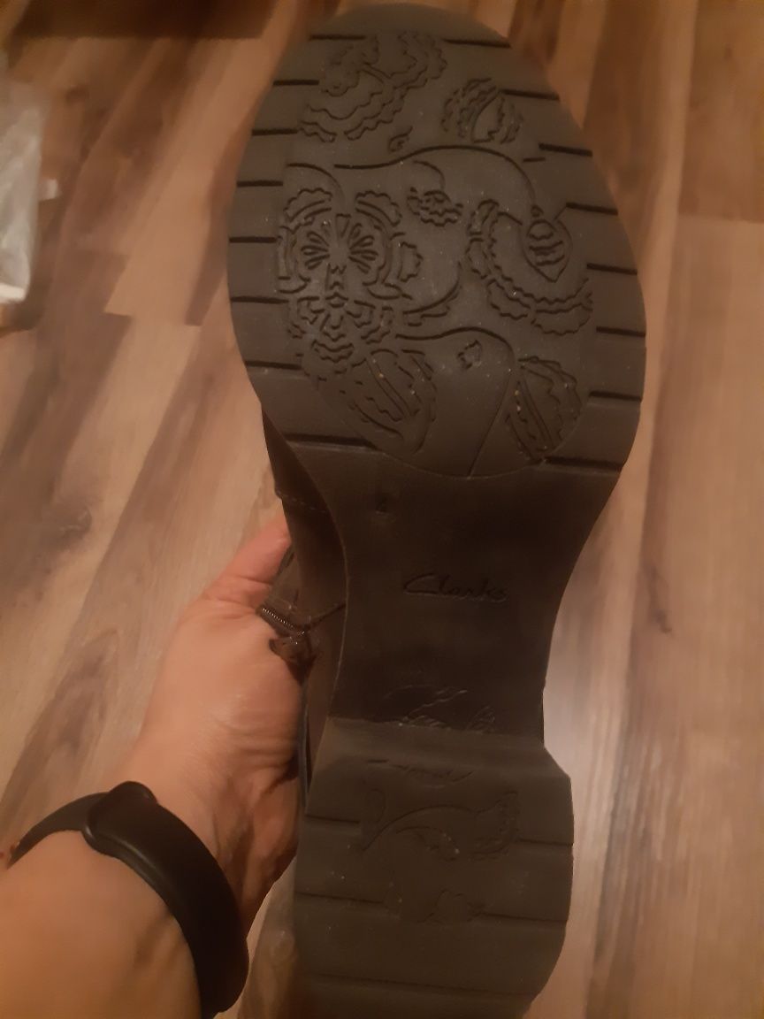 Brązowe botki na stabilnym obcasie