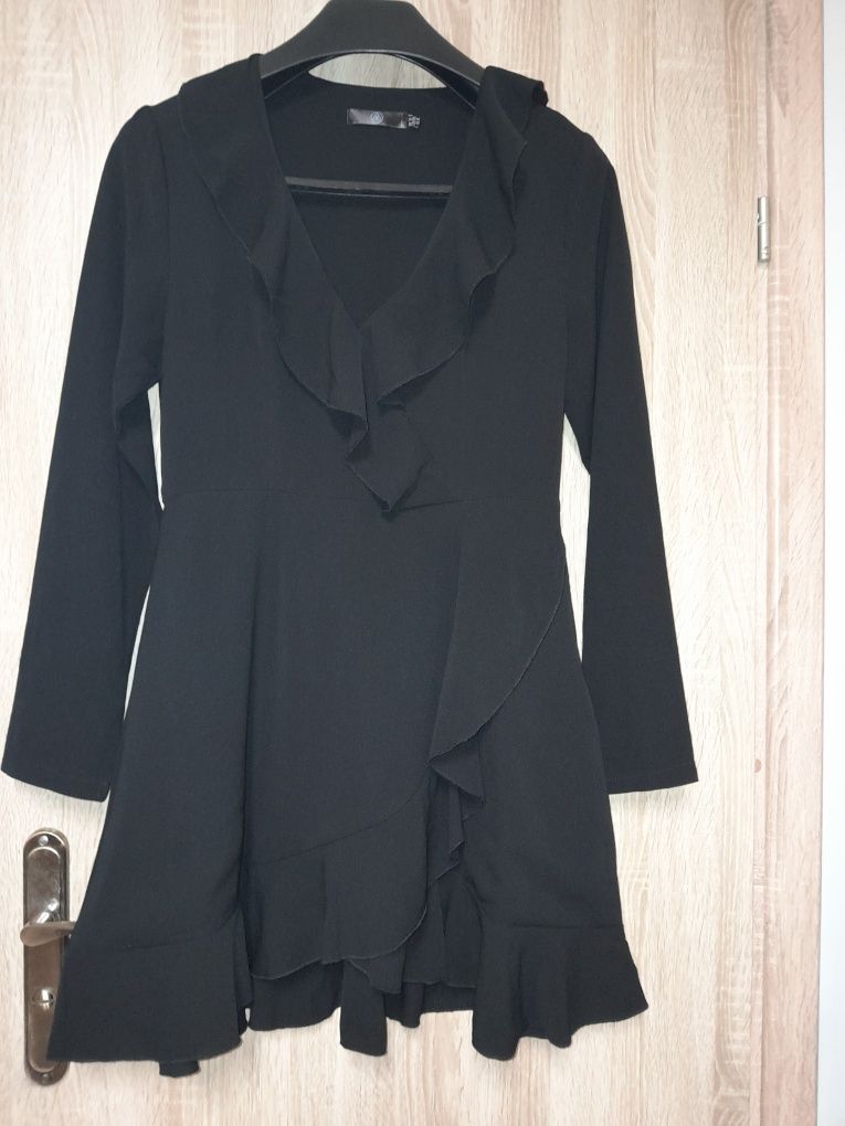 Czarna sukienka z Missguided.