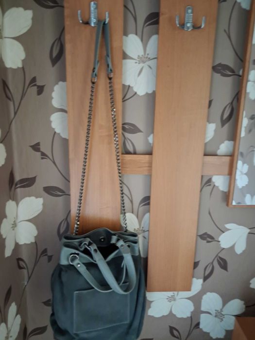 Zamszowa, szara torebka