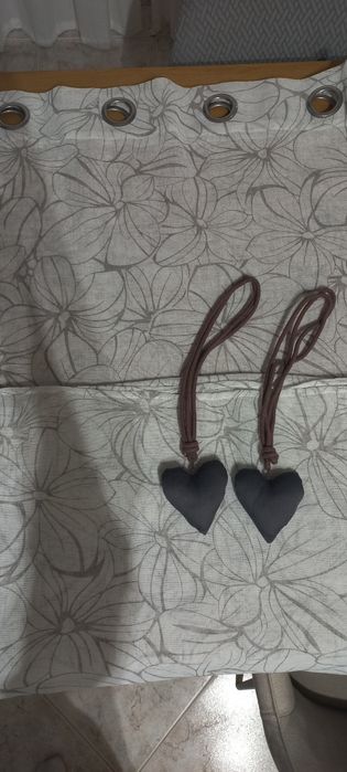 2 cortinados e 2 cordões com coração