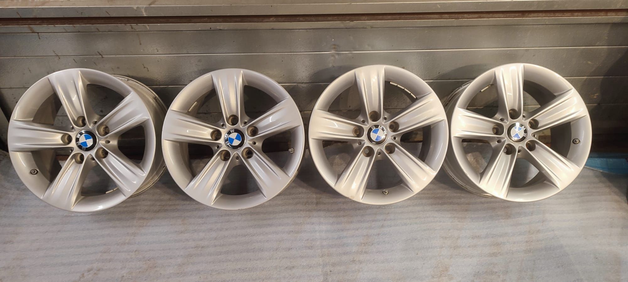 Sprzedam felgi z oponami zimowymi do BMW i same felgi