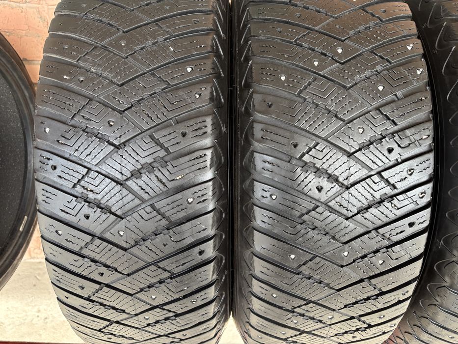 Комплект Зимових шин 245/70R16 Good Year