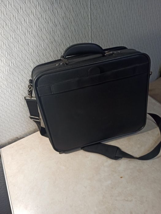 Продам сумку для ноутбука Dikota