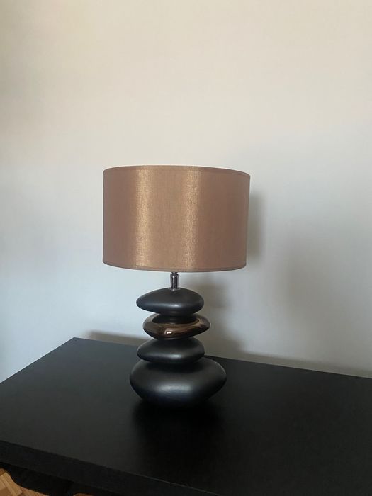 Candeeiro em tons de dourado e preto