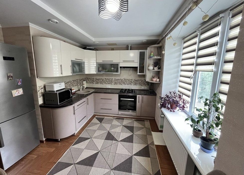 Оренда стильної трикімнатної квартири в Гречанах