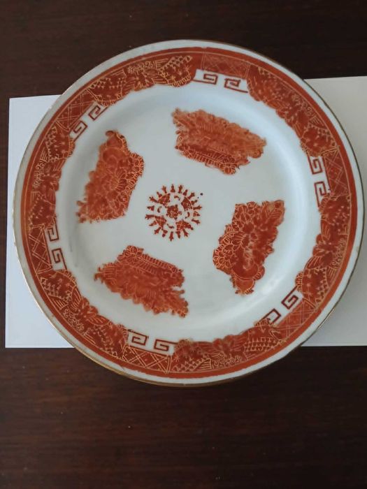 Prato antigo de porcelana chinesa com o padrão Fitzhugh
