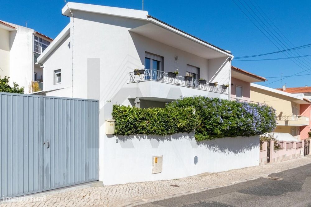 Moradia renovada, na Alto da Parede, a 5min da praia, com um bom jardi