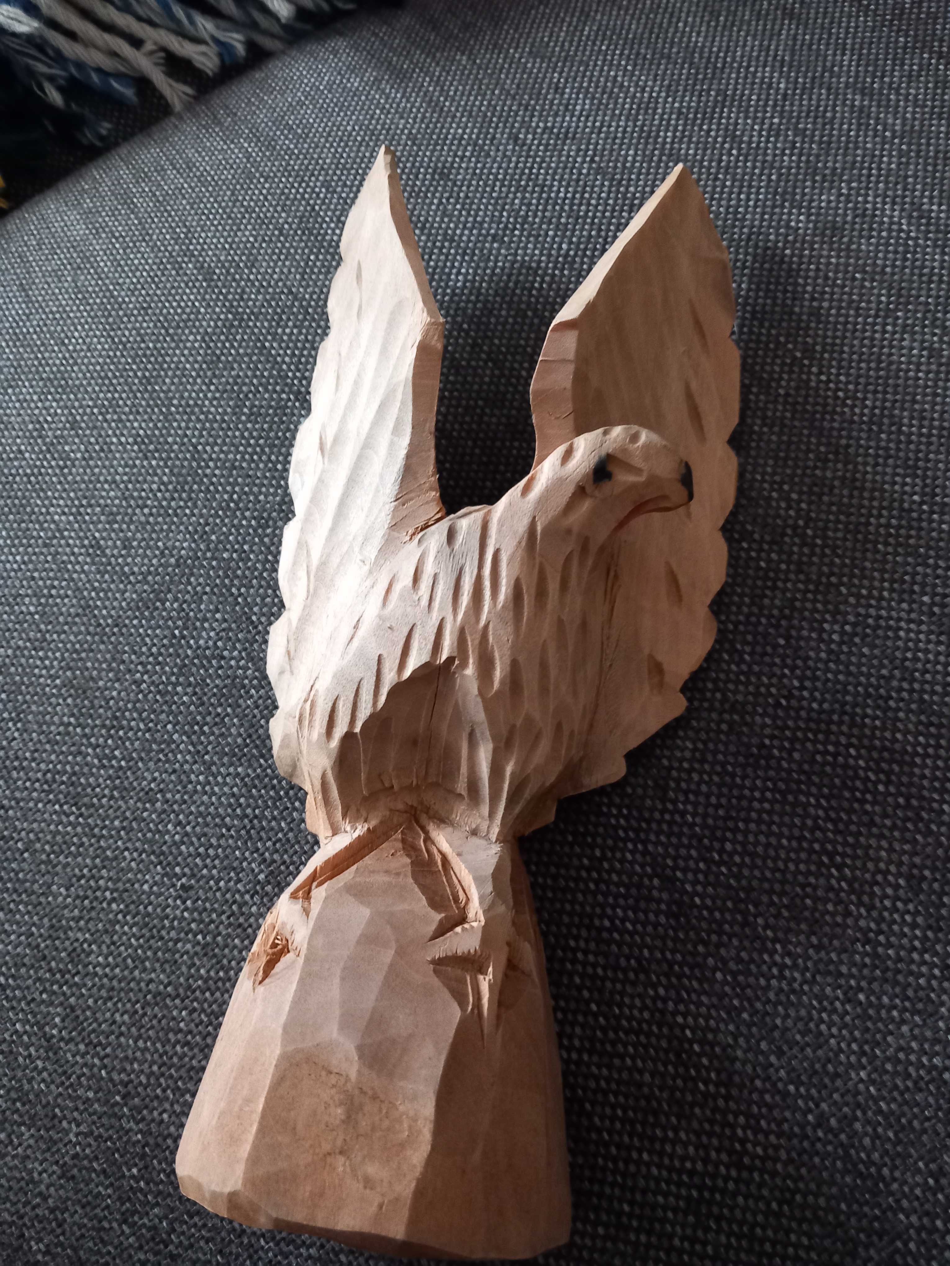 Drewniana rzeźba ptaka