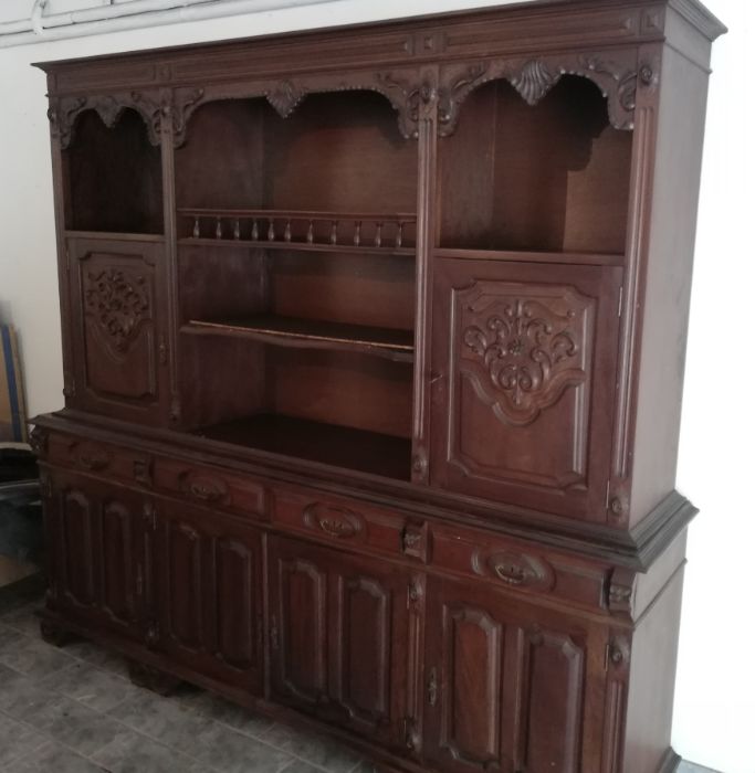 Armário de Madeira / Mesas