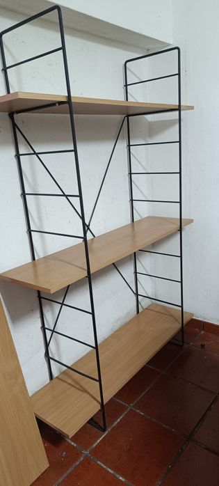 Estante com 4 prateleiras com 180 cm de altura