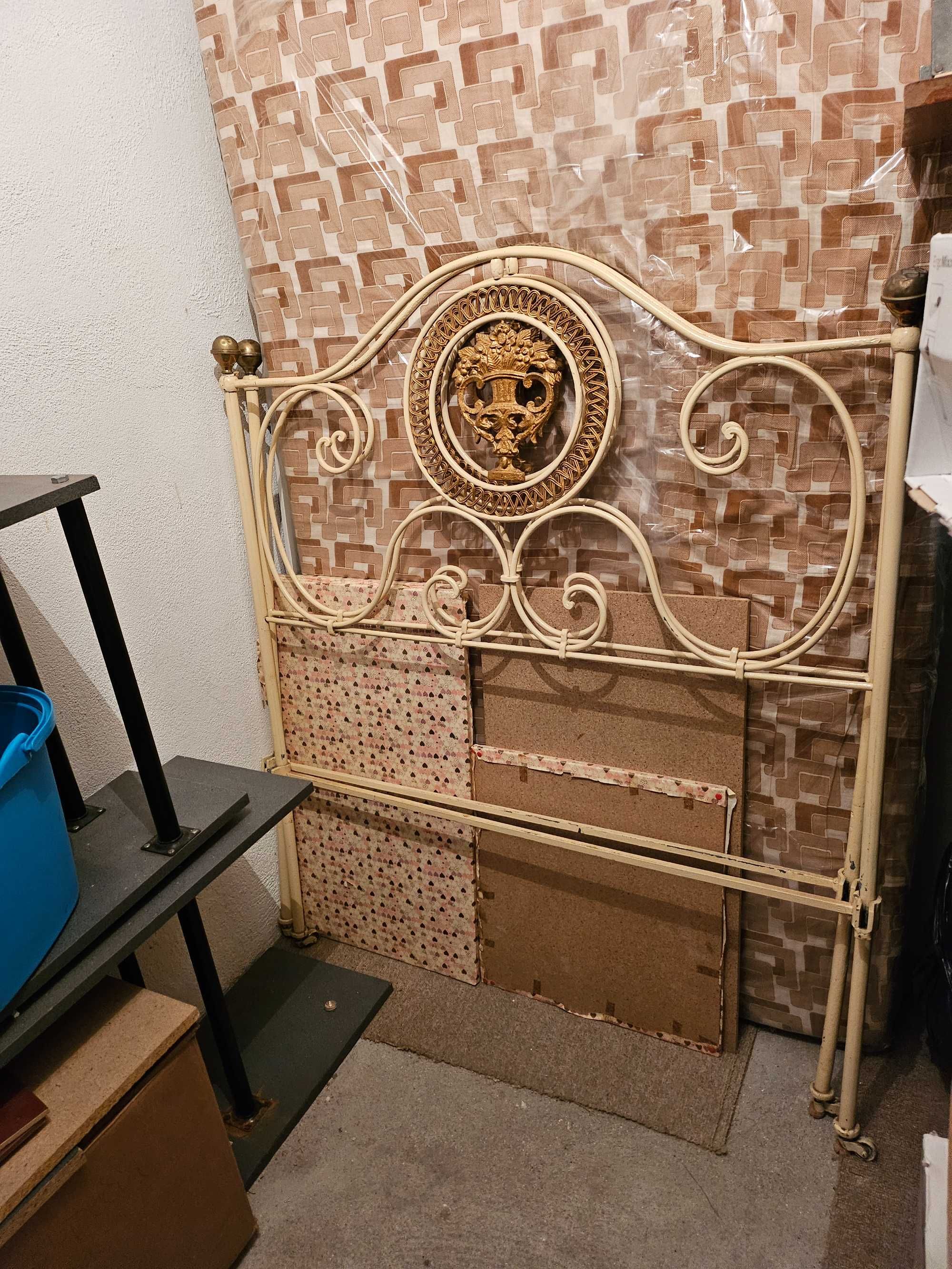 Cama de ferro com Colchão e estrado de corpo e meio.