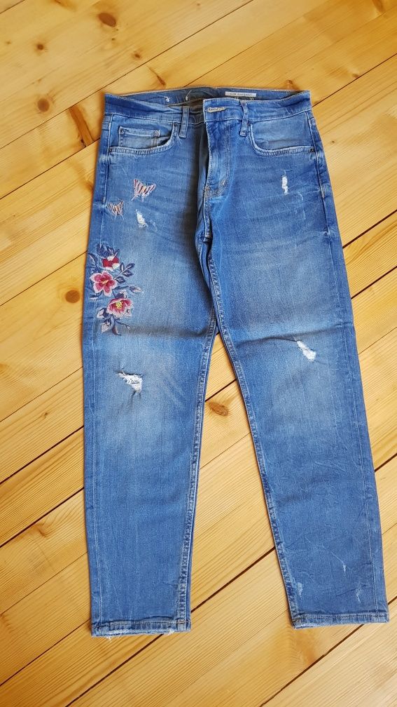 Жіночі джинси з вишивкою