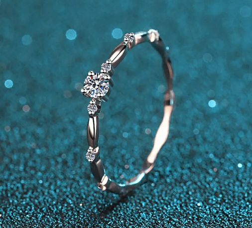 Серебрянное кольцо с муассанитом