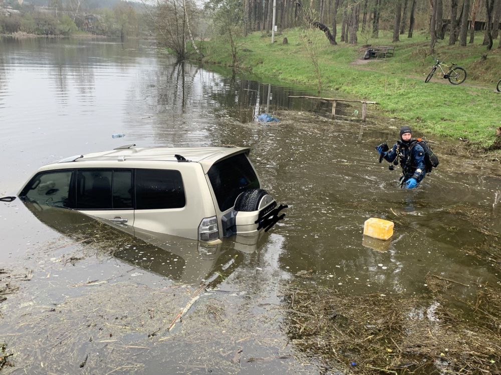 Водолаз с металлоискателем. Поиск утерянных вещей в воде.