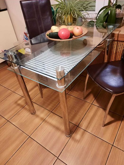 Stół szklany i dwa krzesła