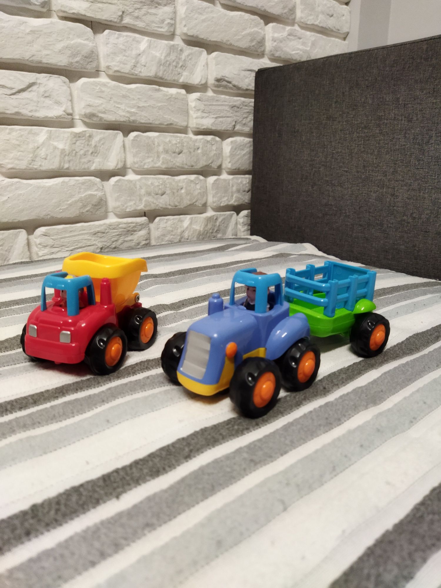 Zabawka wywrotka i traktor