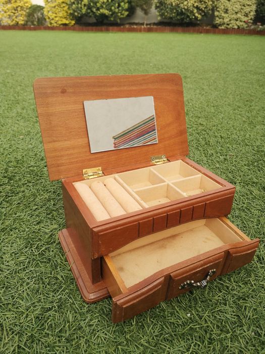 Guarda joia de madeira