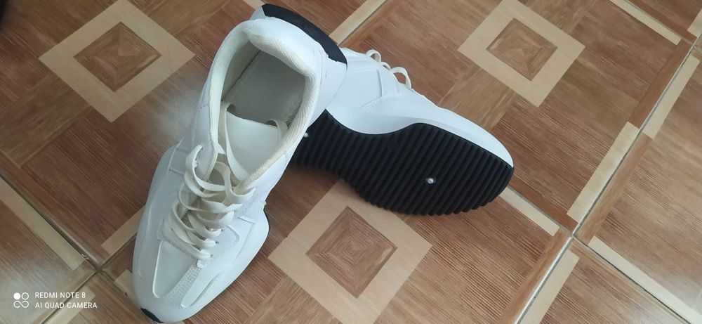 Кросівки жіночі нові