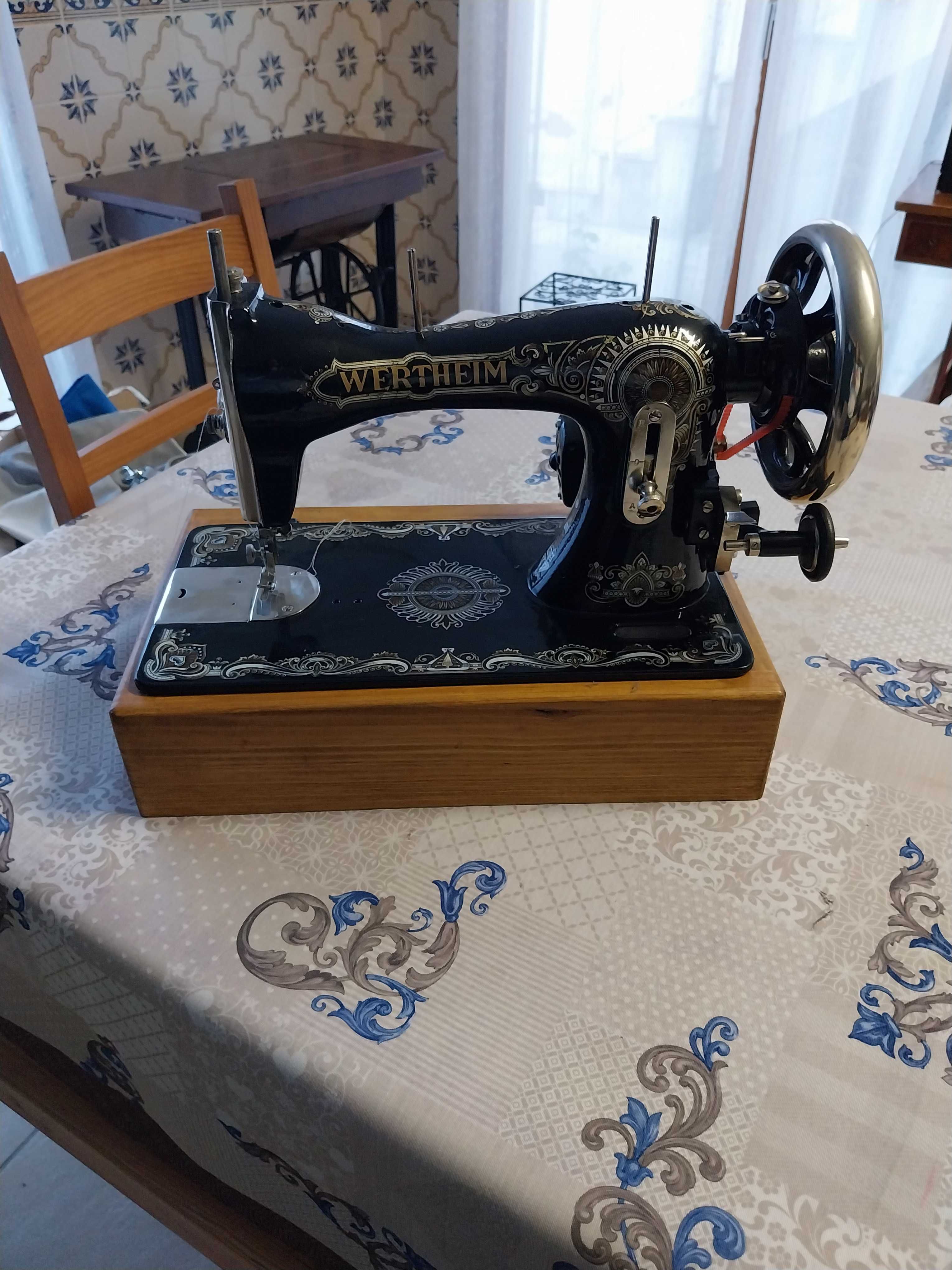 Máquina de costura Wertheim (alemã) restaurada.