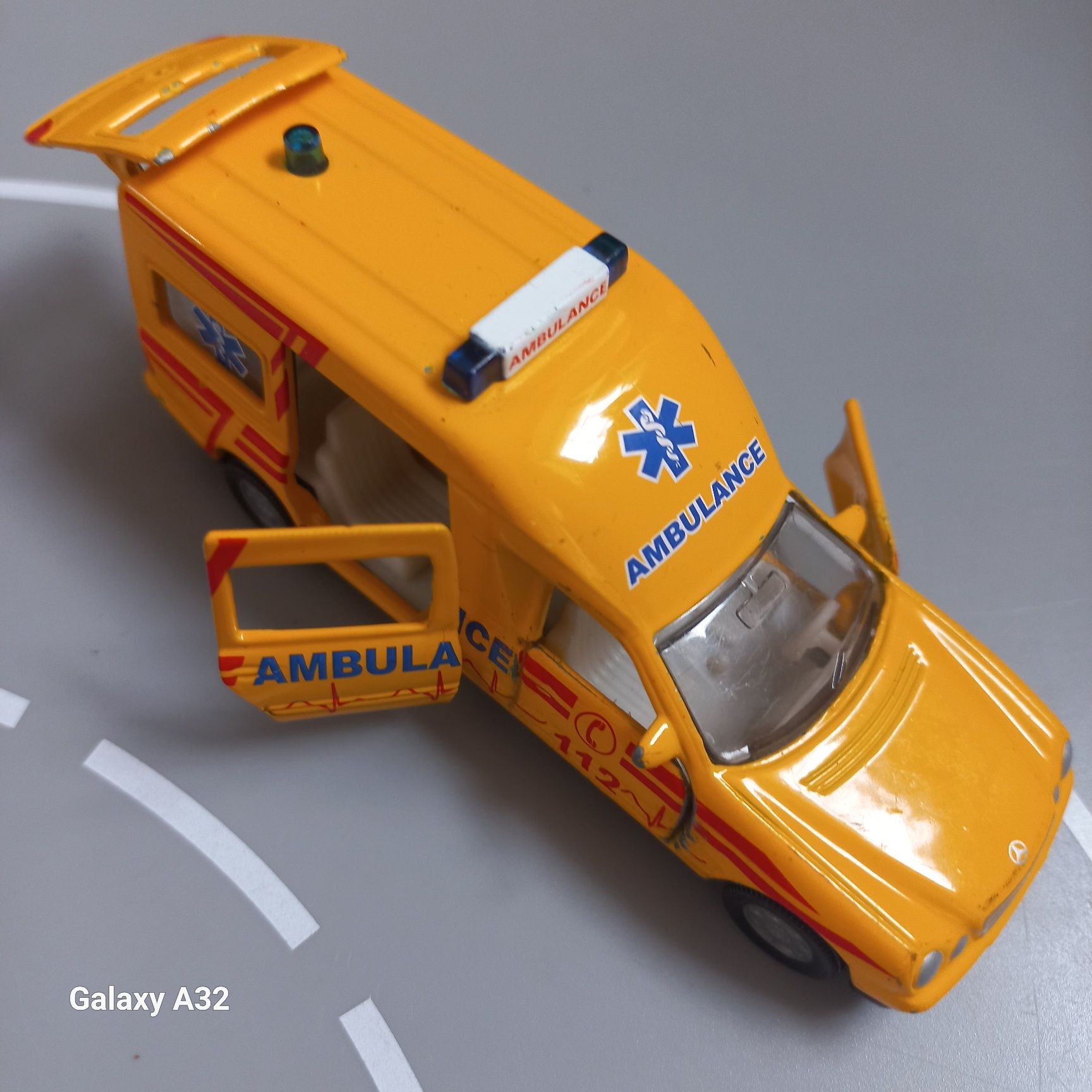 Siku 1:50 ambulans z otwieranymi drzwiami