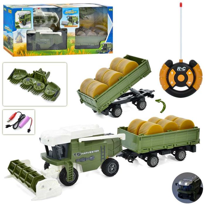 Комбайн на пульті управління Harvester з причепом та сіном. Трактор