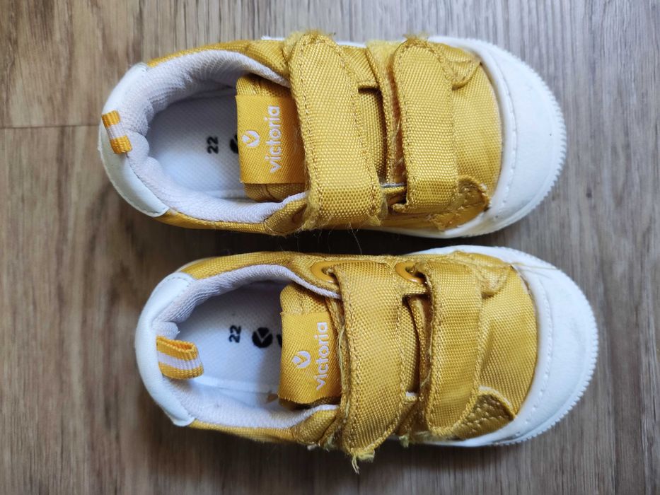 Tênis Victoria amarelos 22