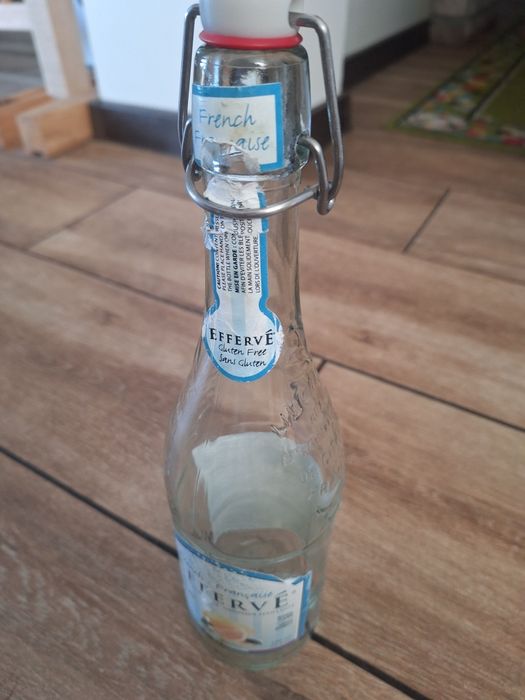 Butelki z korkiem na soki lub wino