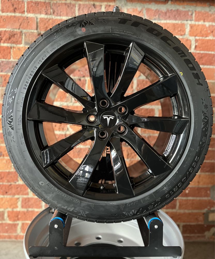 Koła Zimowe 19 Tesla Y Long Range 255/45R19 Nowe Performance 2024