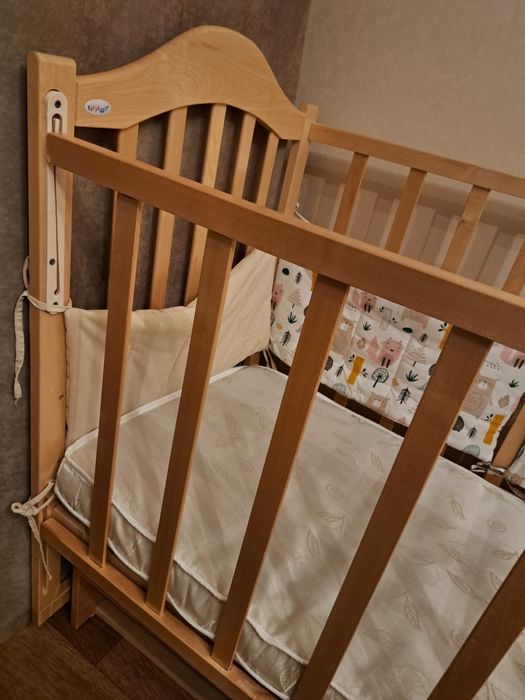 Дитяче ліжко дерев'яне