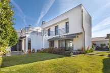 Moradia c/ Jardim | 4 frentes | 5 min Praia