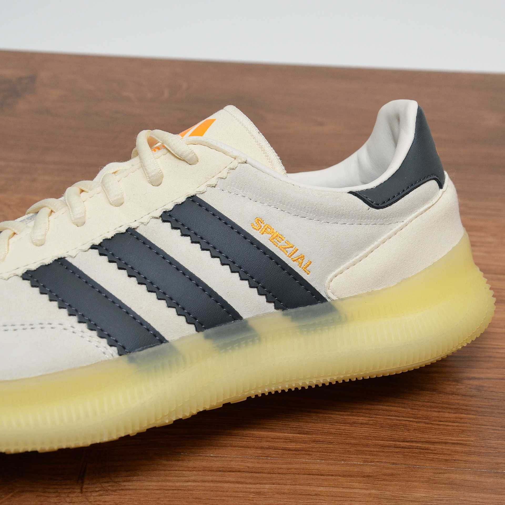 Adidas Spezial Boost кроссовки оригинал 41 / 26см (FU8410)