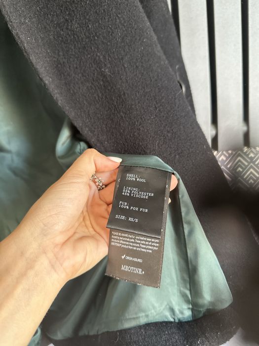 Wełniany trencz z kołnierzem z futra lisa