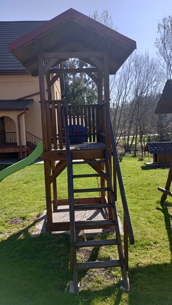 Domek ze zjeżdżalnią dla dziecka