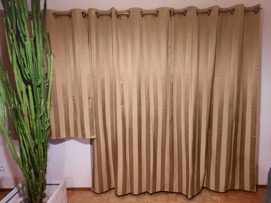 Zasłony (3 krótkie i 2 długie) w pasy (w dwóch odcieniach brązu)