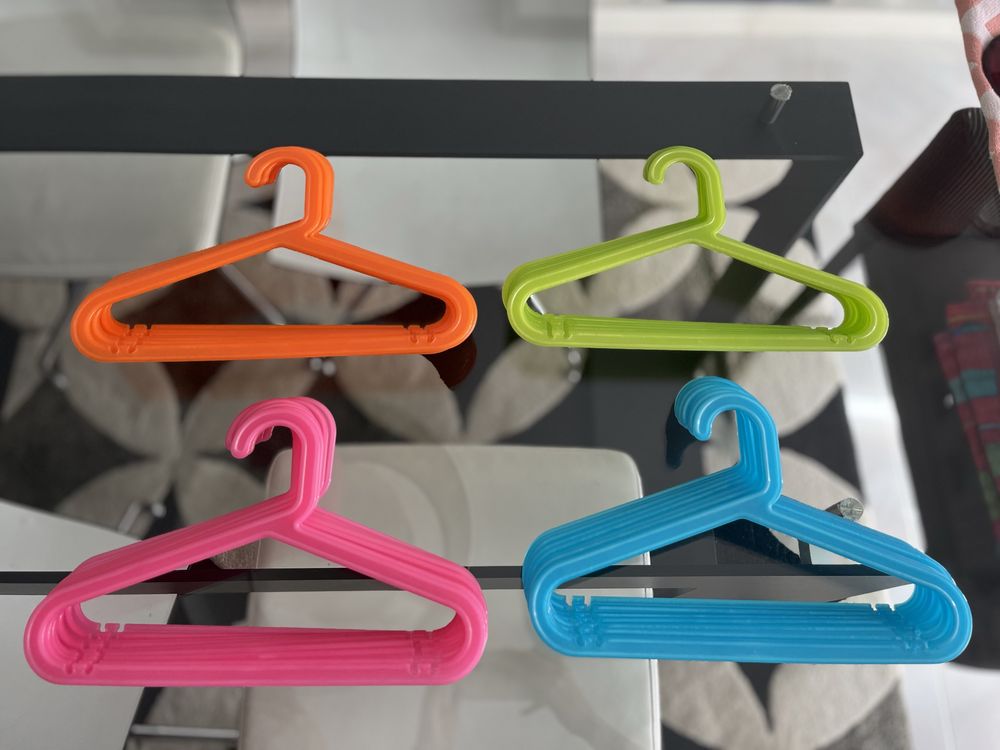 37 Cabides de plástico, muito resistentes do IKEA