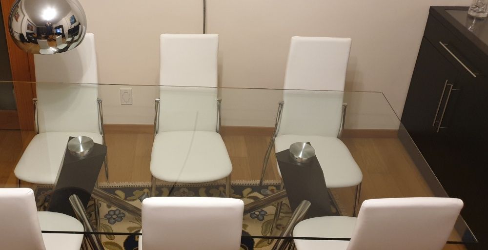 Mesa, cadeiras e candeeiros estilo moderno