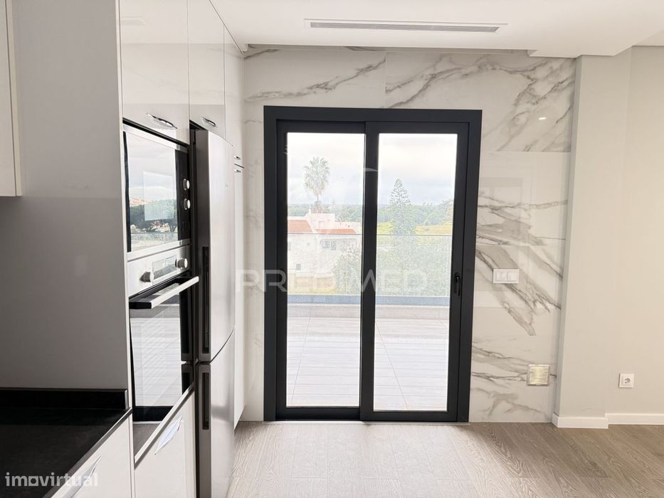 T2 Novo C/ garagem e acabamentos de luxo a 5 min da praia