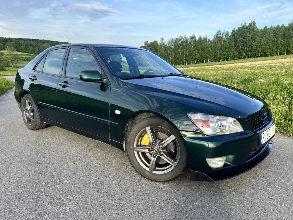 Lexus is200 2.0B 155KM.