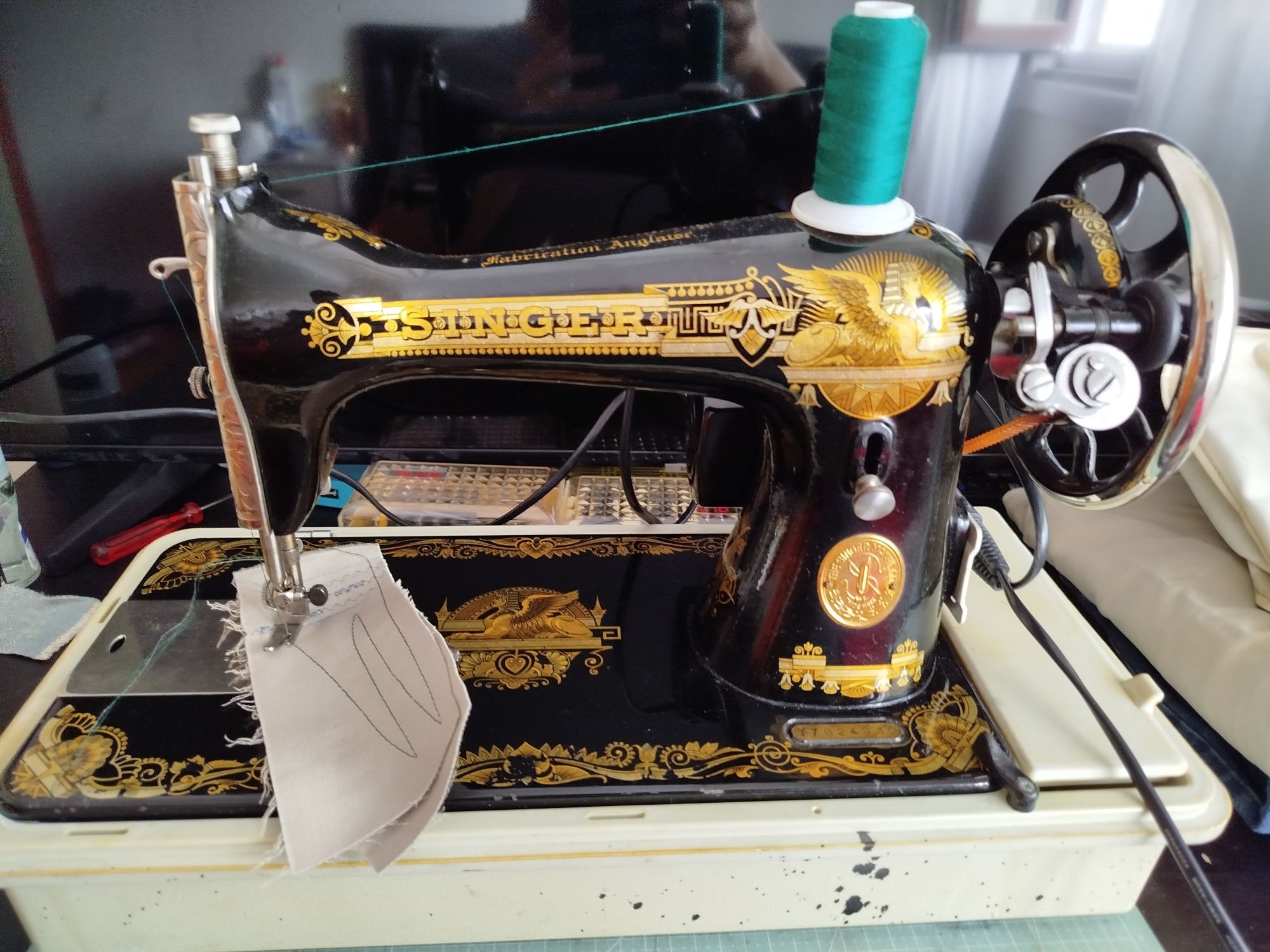 Máquina de costura Singer com mala