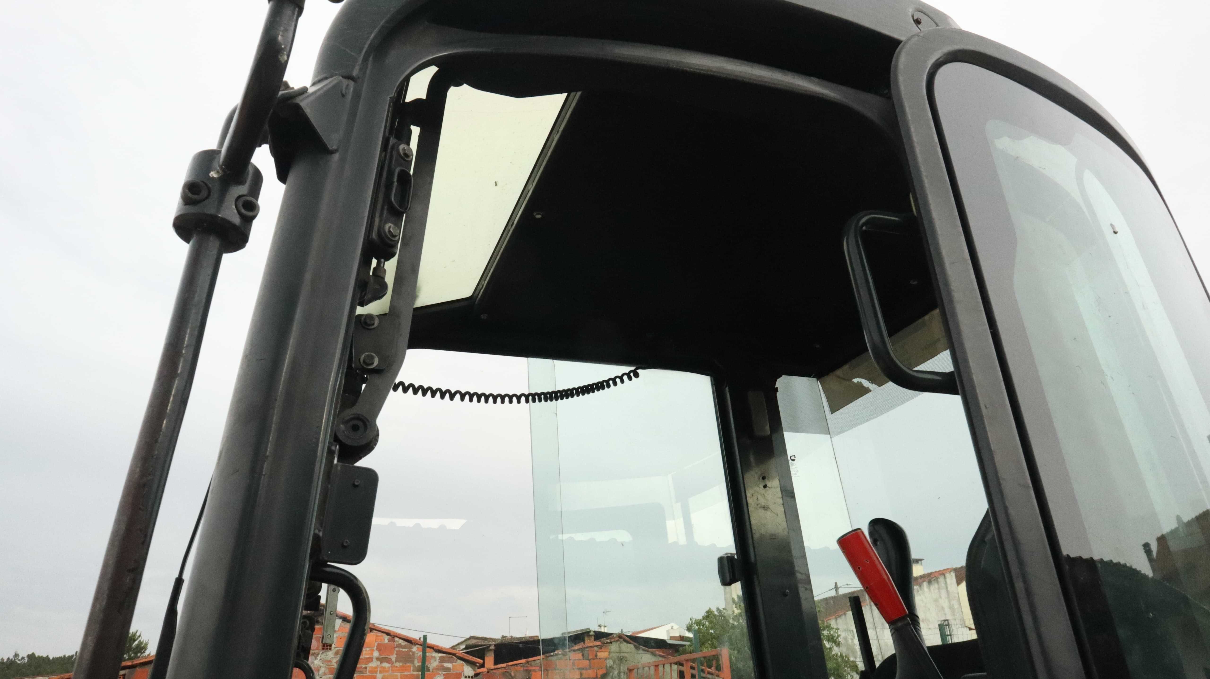 Komatsu PC35 MR muito bom estado.