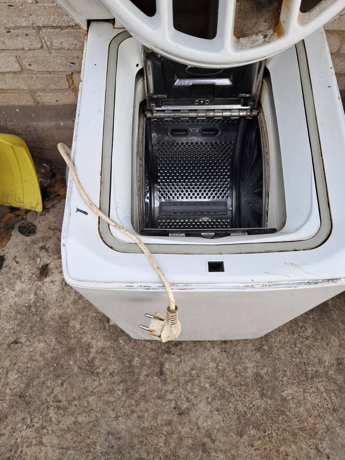 Стиральная  машинка  indesit witp 82(можно на запчасти(